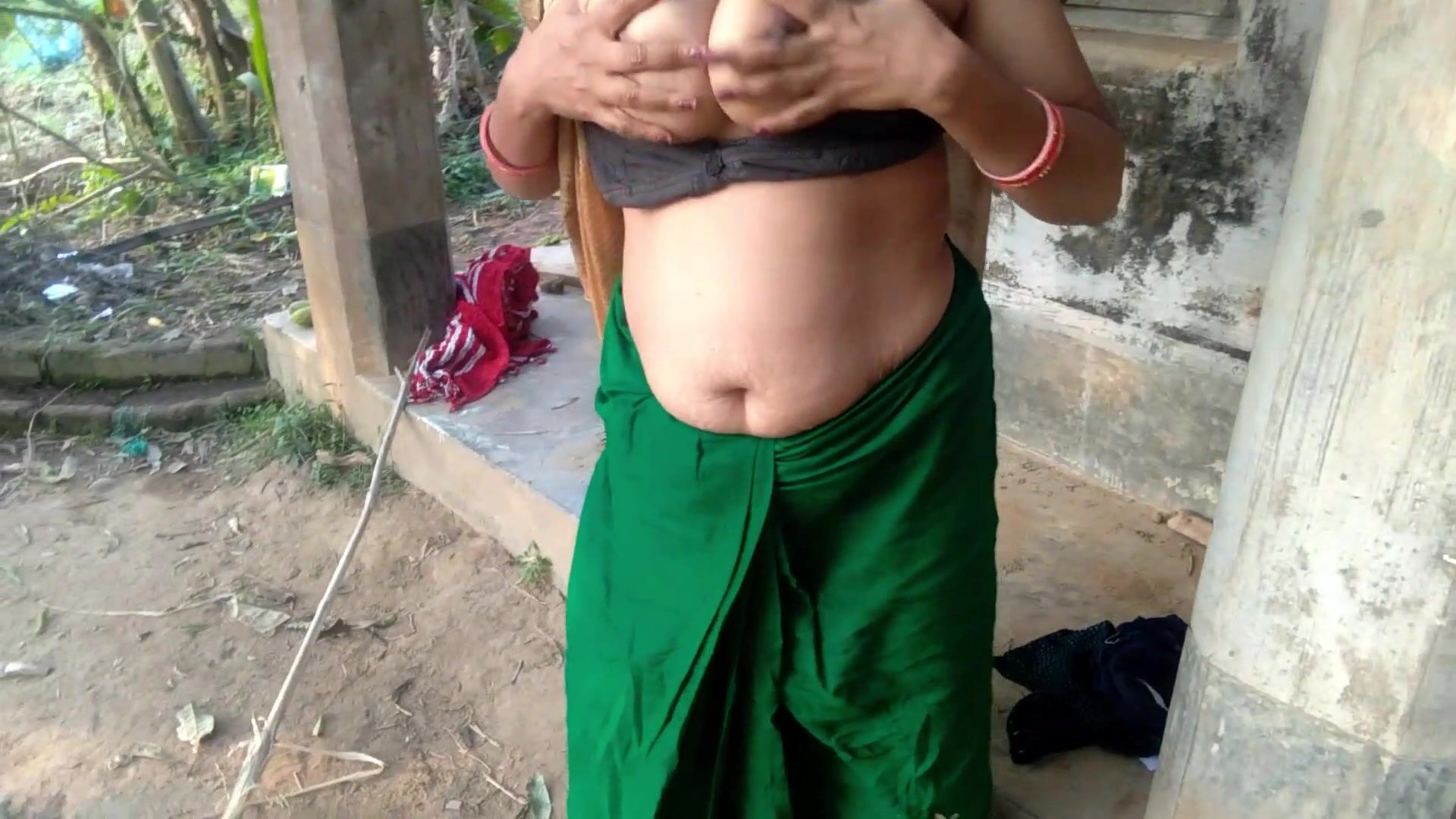 Tamil Juicy Boobs - Desi Indian Milf Aunty Outdoor Big Juicy Boobs Flashing Compilation First  Time On pH watch online