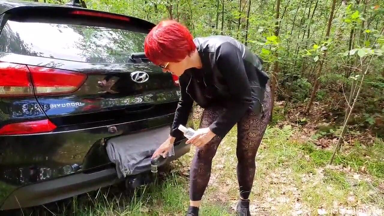 Horny Milf Fuck the Towbar and Blowjob at the Same Time!! watch online picture