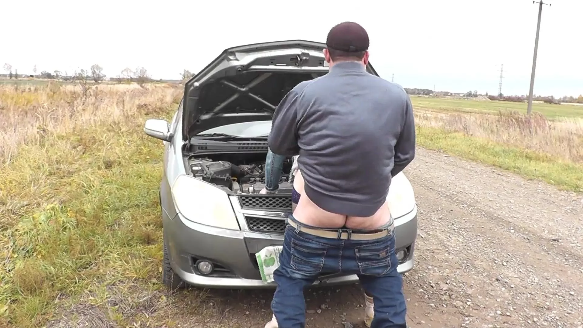 Random hombre transeúnte ayudó a reparar el coche DuBarry y follada al estilo perrito en auto capó