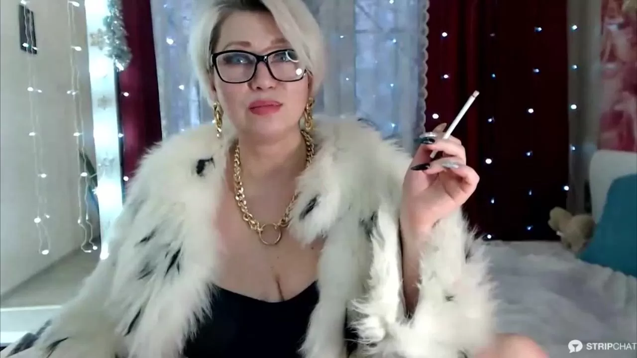 Курящая домохозяйка проиграла в карты стриптиз и страстный трах - порно видео на arnoldrak-spb.ru