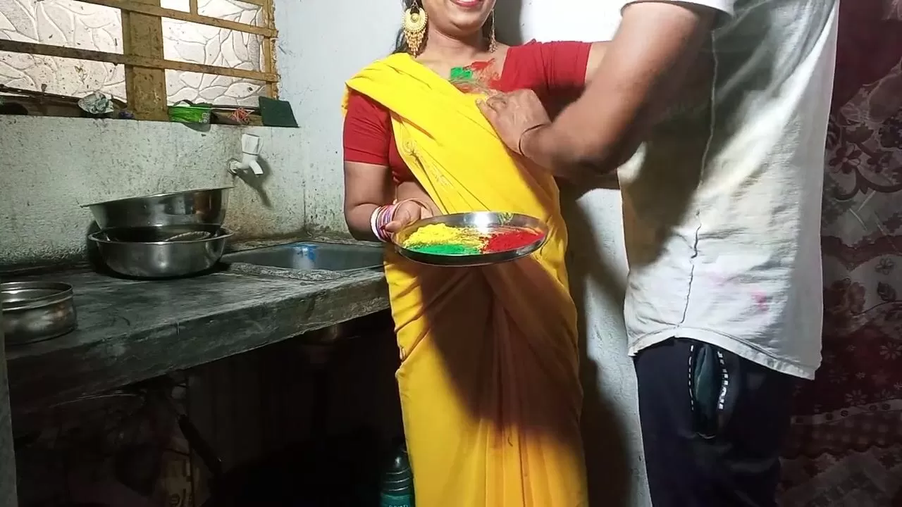 HOLI Par Sexy Bhabhi ko Color Lagakar Kitchen Stand Par Khood Choda regarder en ligne