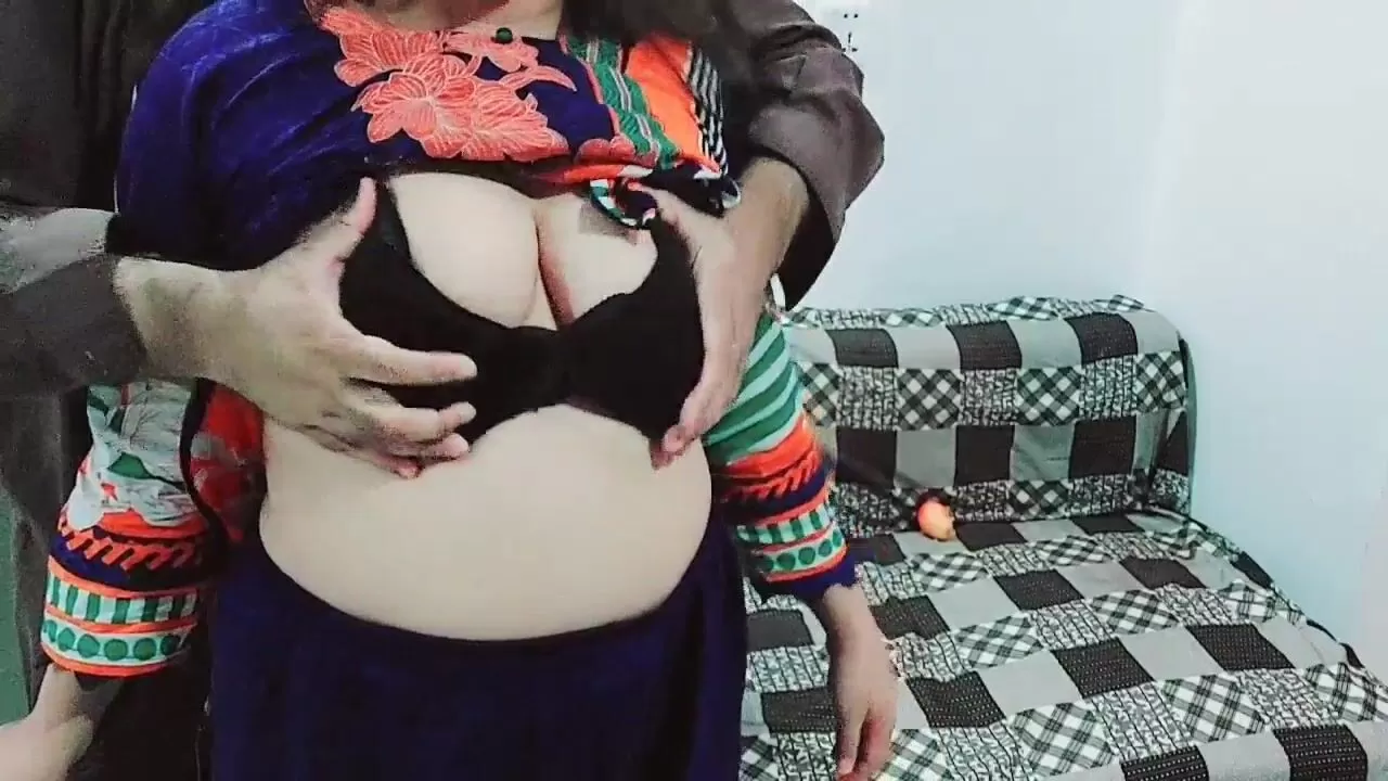 Pakistani Mummy Ki Sexy - Pakistani Mom Fucked By Step Father,s Friend At Home With Clear Hindi Audio  regarder en ligne