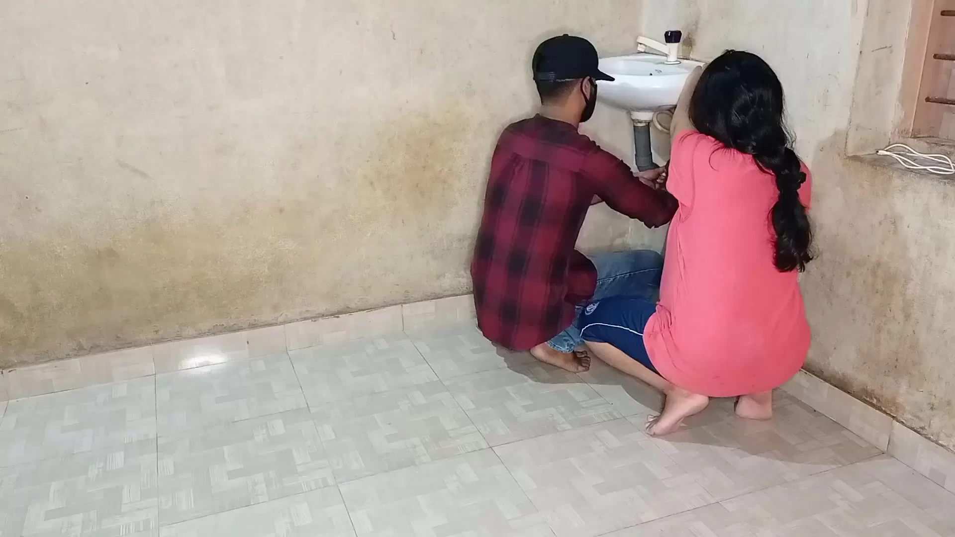 Sister-in-law quenched the thirst of her pussy with a inexperienced plumber! XXX Plumber Sex in Hindi voice watch online pic picture