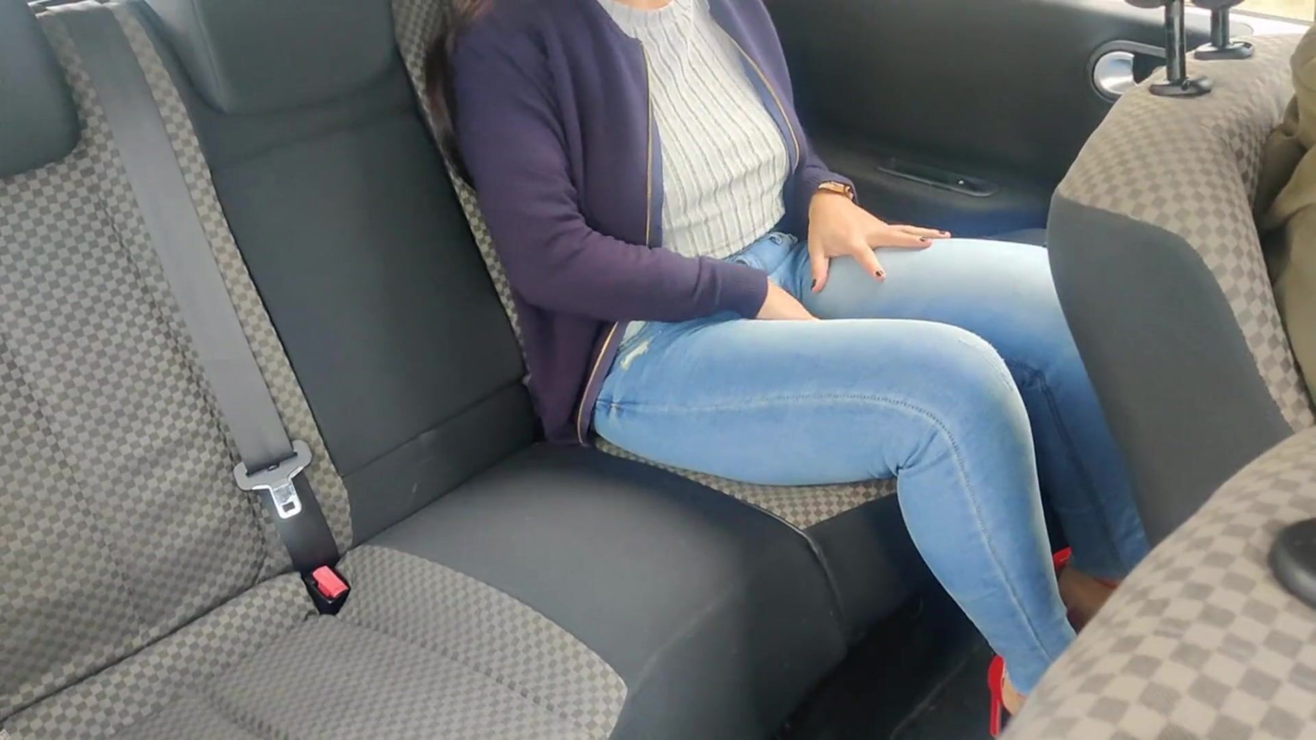 Une travailleuse en talons rouges se masturbe la chatte et le cul dans une voiture taxi/uber regarder en ligne image photo