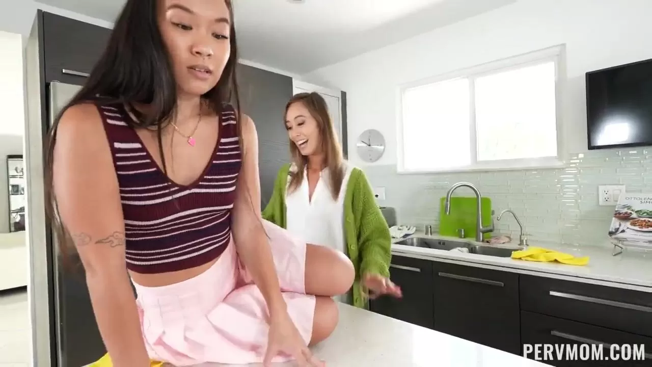 Порно видео Брат с сестрой на кухне. Смотреть Брат с сестрой на кухне онлайн