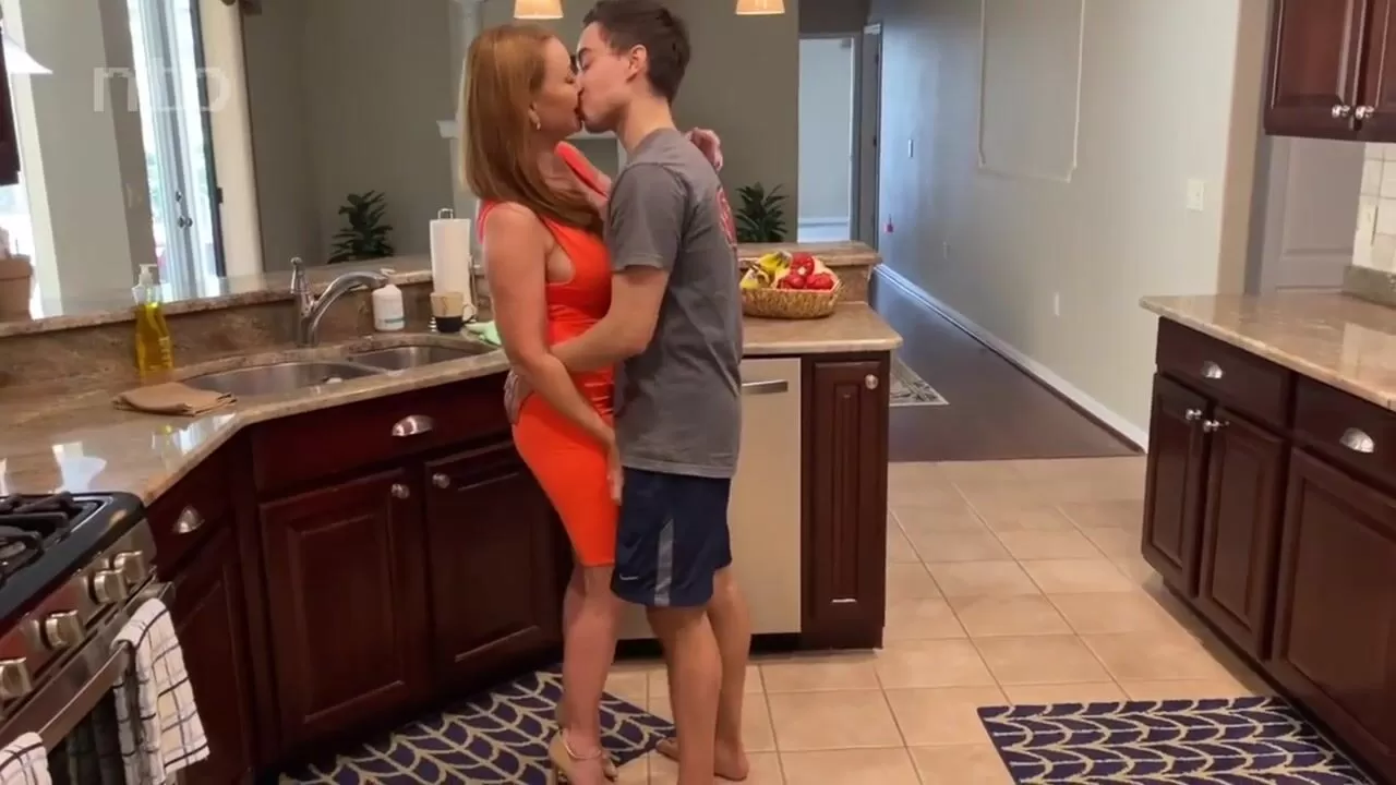 Sexy milf fuck in the kitchen watch online pic