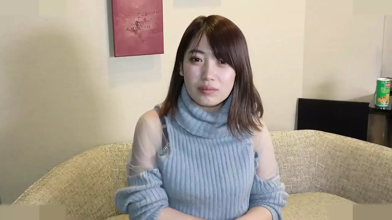 Une femme mariée japonaise à forte poitrine qui aime être caressée se fait tailler une pipe, se masturbe et se fait creuser sans censure