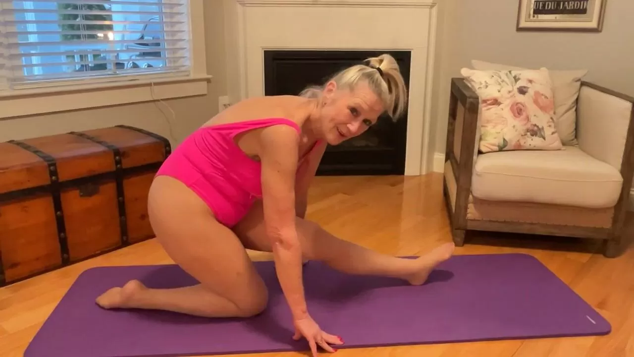 La nonna di 65 anni fa yoga per i maschi inesperti guarda online Immagine foto