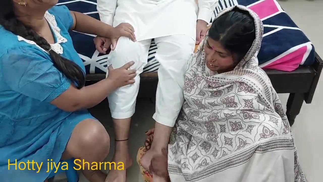 Mum And Beti Hd Sex - Budhi Maa Ne Apni Beti ko Karza Maaf Krwane Ke Liye Jameendaa Se Chudwaya  watch online