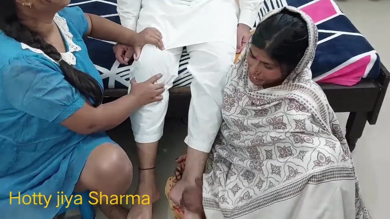 Mummy Beti Chudayi Video - Budhi Maa Ne Apni Beti ko Karza Maaf Krwane Ke Liye Jameendaa Se Chudwaya  watch online