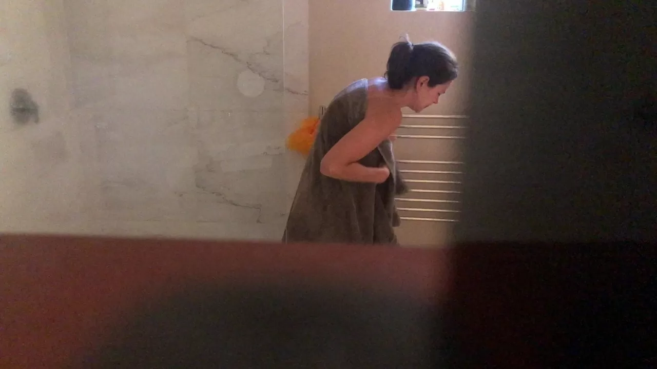 La femme de ménage nue dans la douche, caméra cachée sur internet regarder en ligne