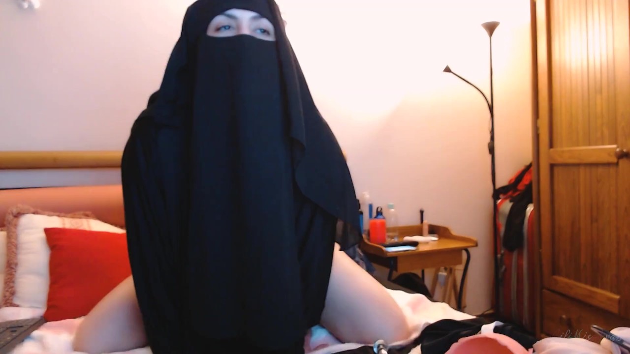 Milf araba che indossa lHijab cavalca il dildo guarda online foto