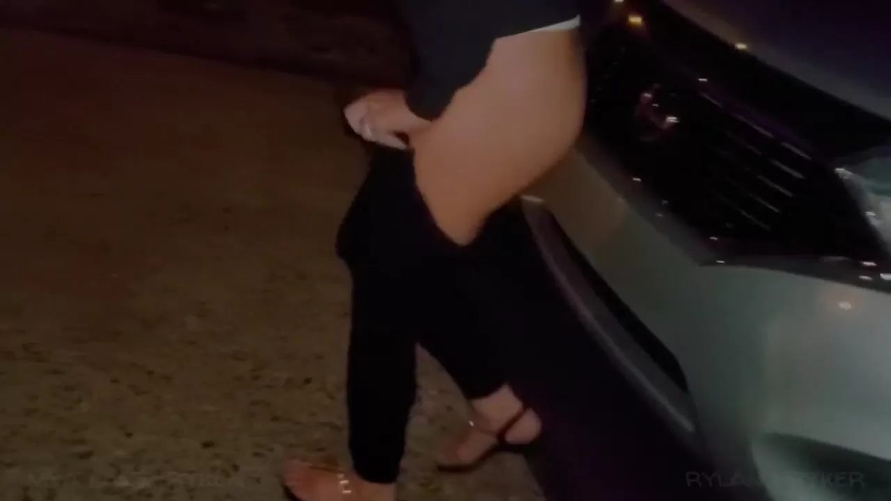 Sneaky Sex outside the Club, trying not to get Caught! watch online afbeelding