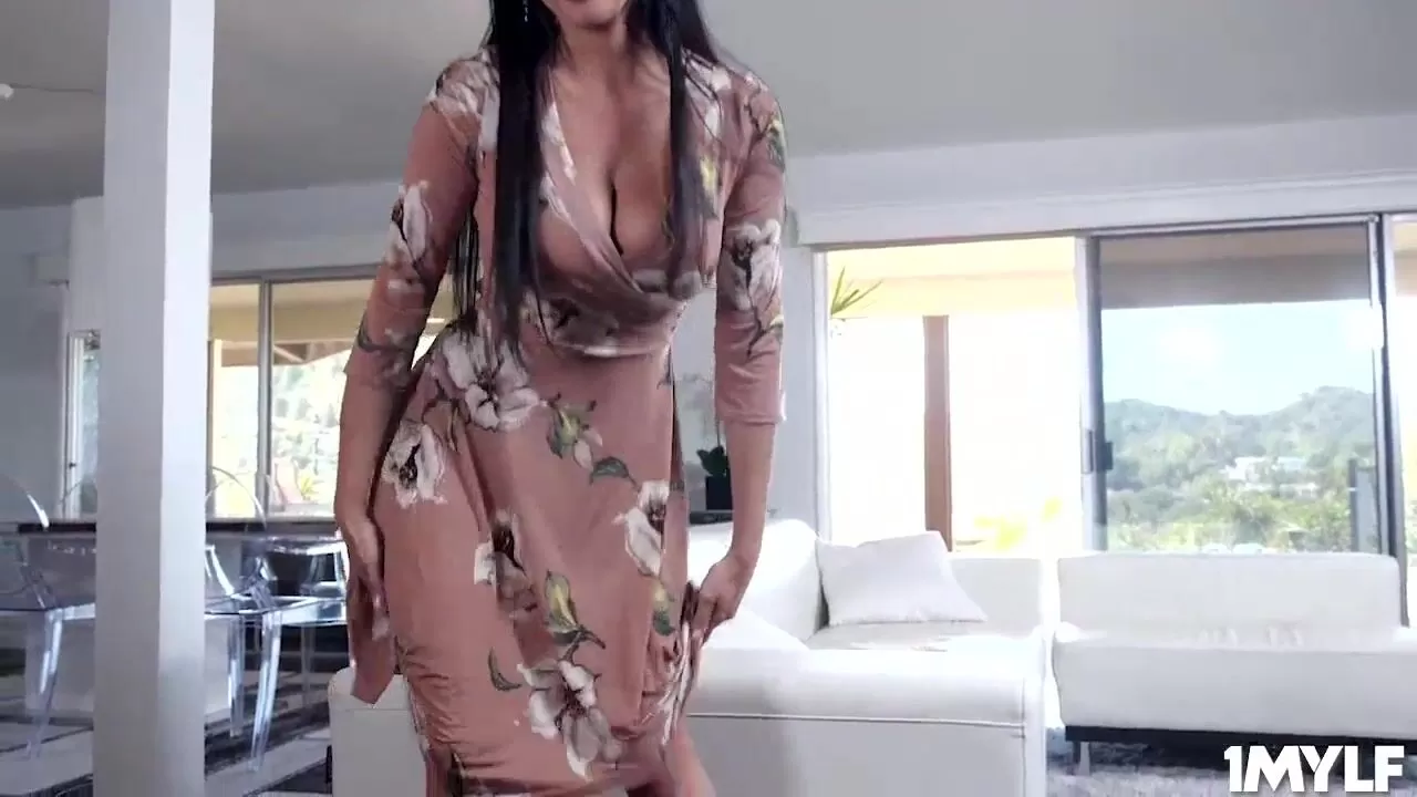 Латинская мамочка Anissa Kate кончает на вал жеребца, пока он сверлит ее