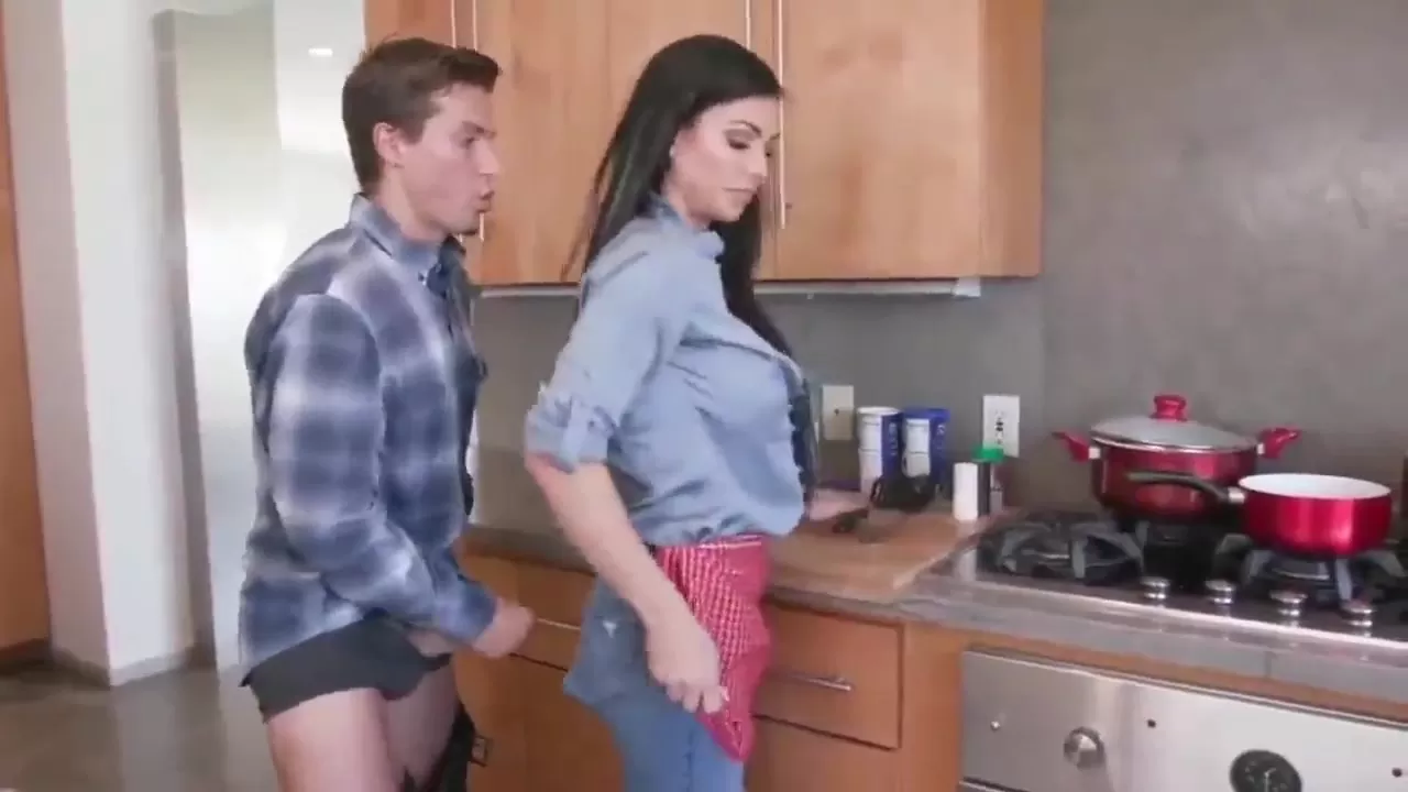 Порно видео отец ест дочь на кухне