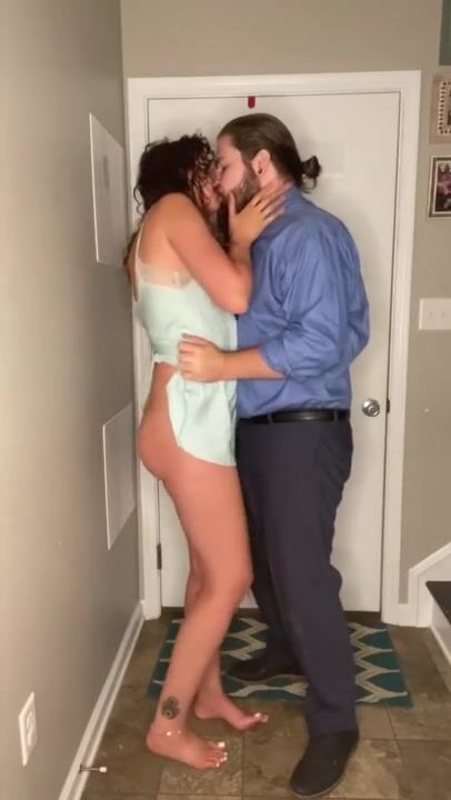 Муж и жена занимаются сексом после работы смотреть порно онлайн или скачать