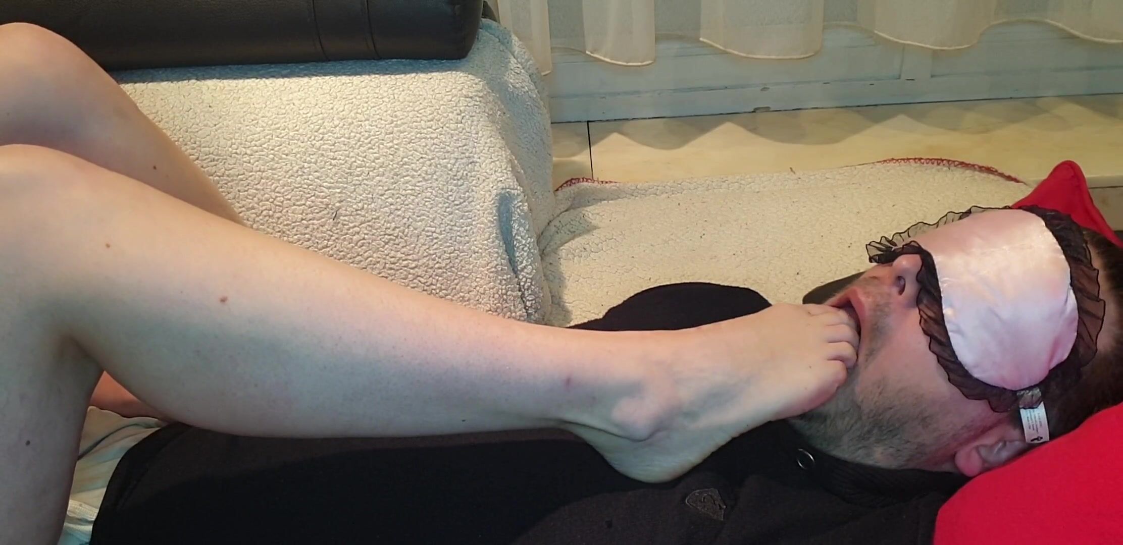 Лизать ноги госпожа раб порно онлайн брюнетка