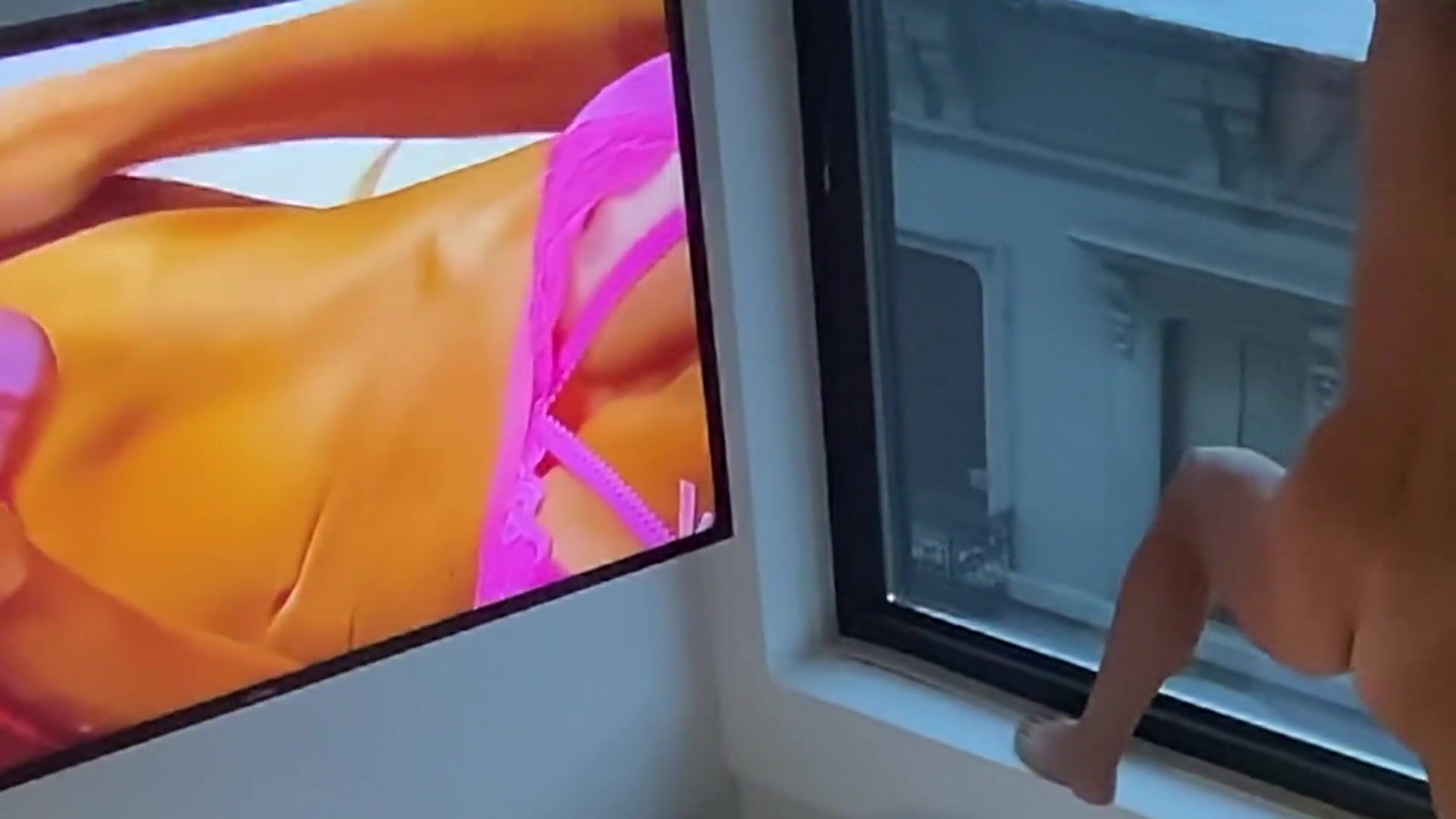 MILF se masturbe dans une fenêtre à New York et regarde une vidéo porno pour sexciter photo image