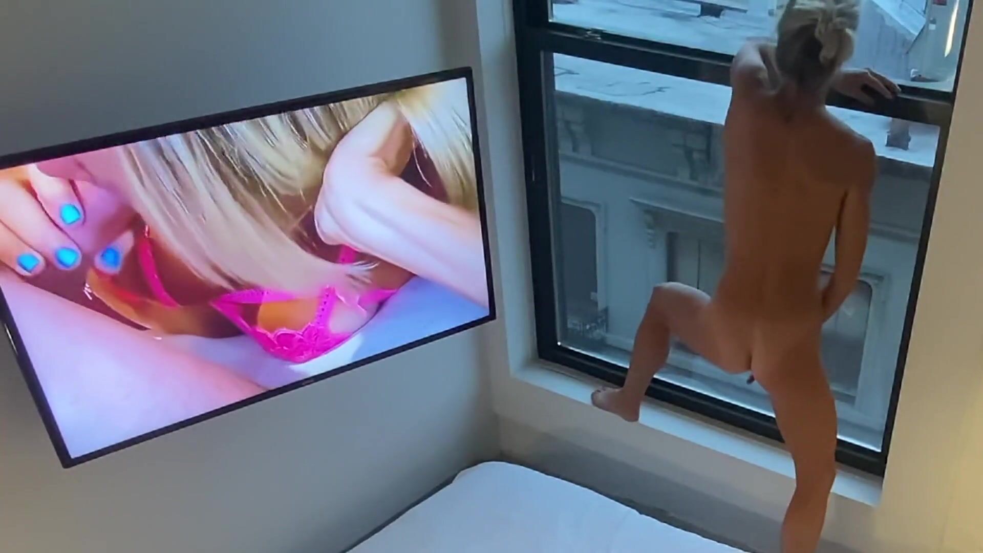 MILF se masturbe dans une fenêtre à New York et regarde une vidéo porno  pour sexciter - Red Heart Locket regarder en ligne