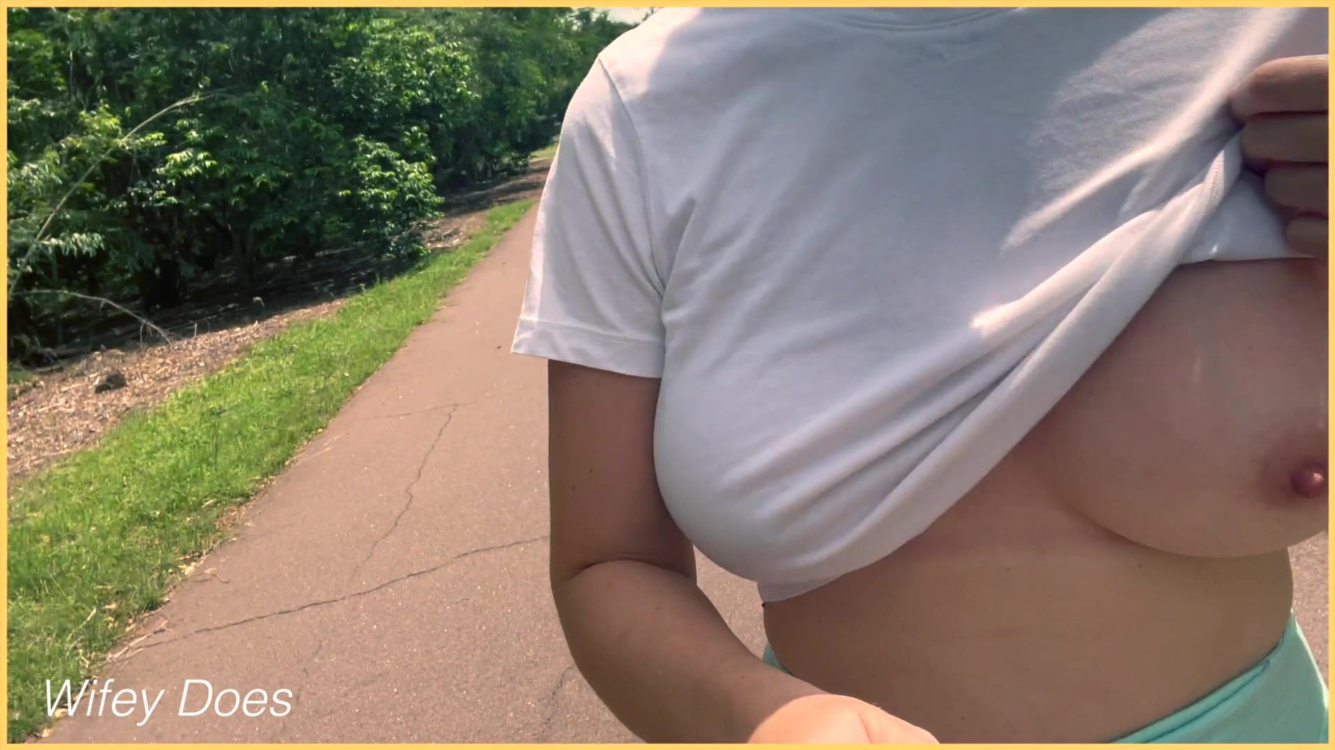 Femme amatrice, jogging en plein air, nue, en public Risky public dare regarder en ligne image image
