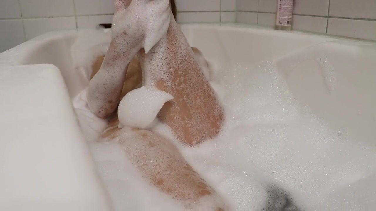 Very Sexy Girl Masturbates And Enjoys Bubble Bath watch online