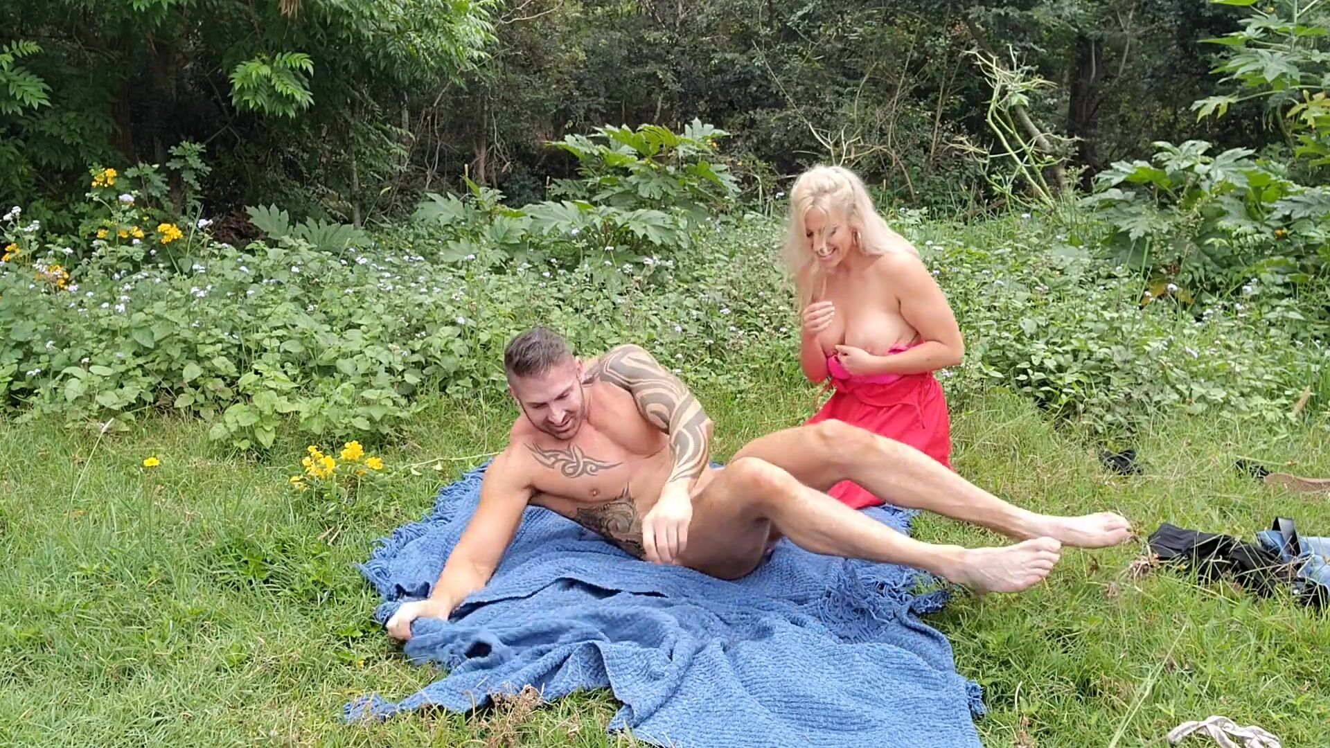 UNE BLONDE DE LA CAMPAGNE SE FAIT BAISER EN PLEIN AIR regarder en ligne