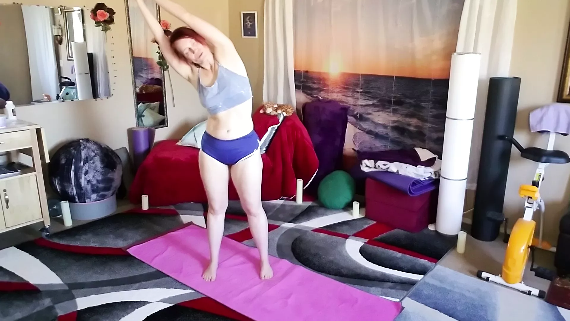 Aurora Willows fa yoga in pantaloncini sexy guarda online Immagine