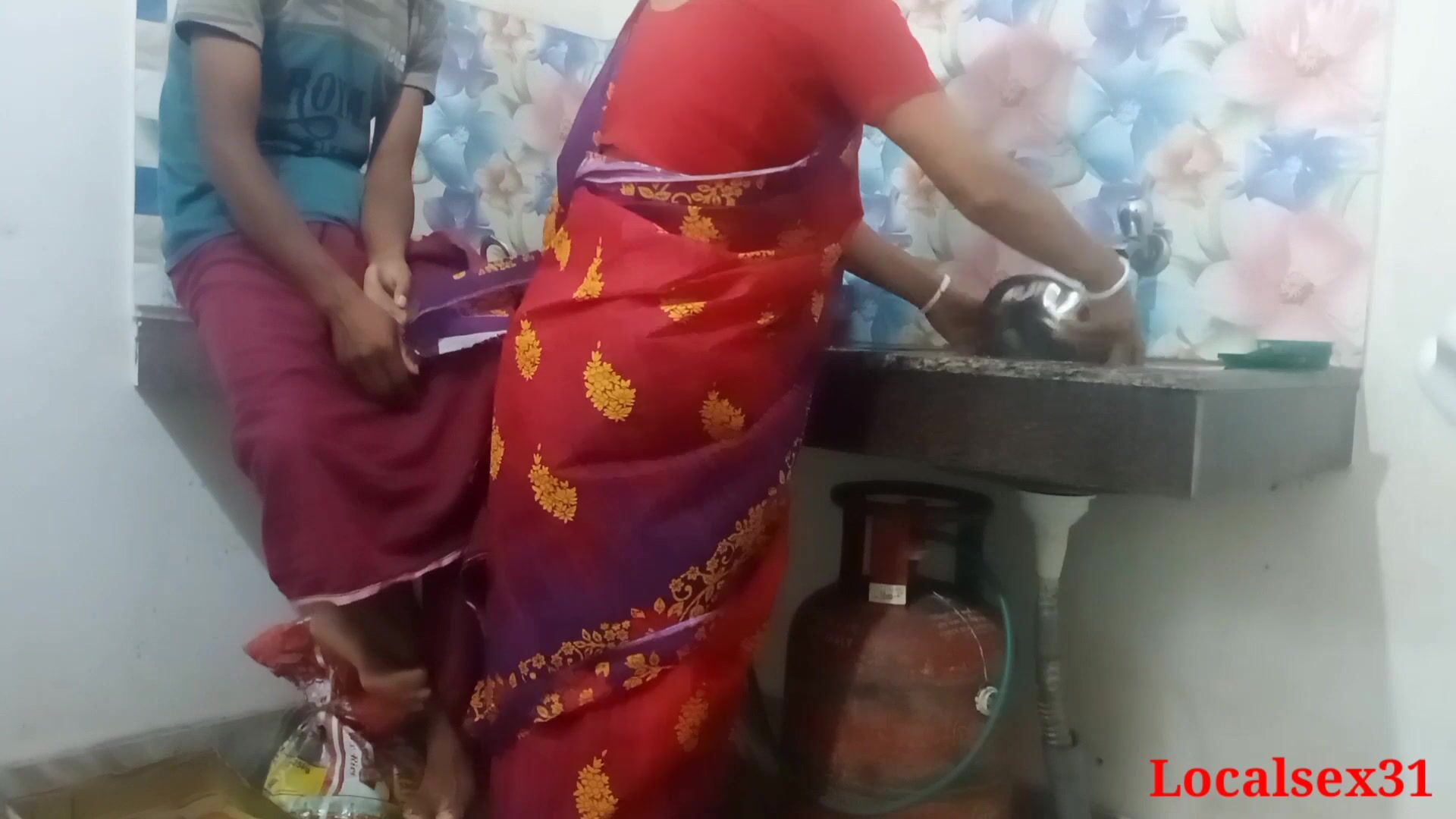 Desi Bengali desi Village Indian Bhabi Kitchen Sex In Red Saree ( Official Video By Localsex31 ) regarder en ligne picture