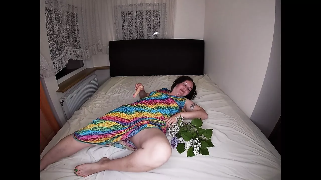 La moglie sexy ha trovato un dildo in un bouquet di fiori guarda online