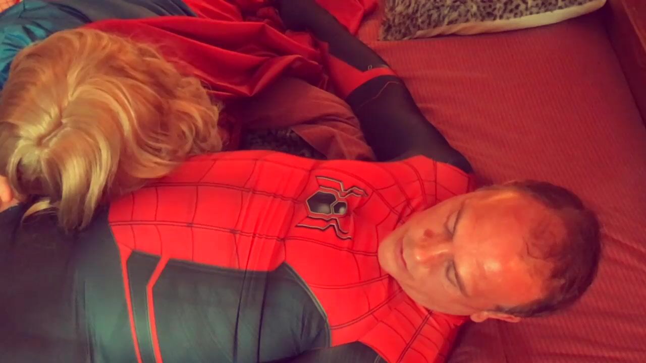 Supergirl sucks Spiderman watch online