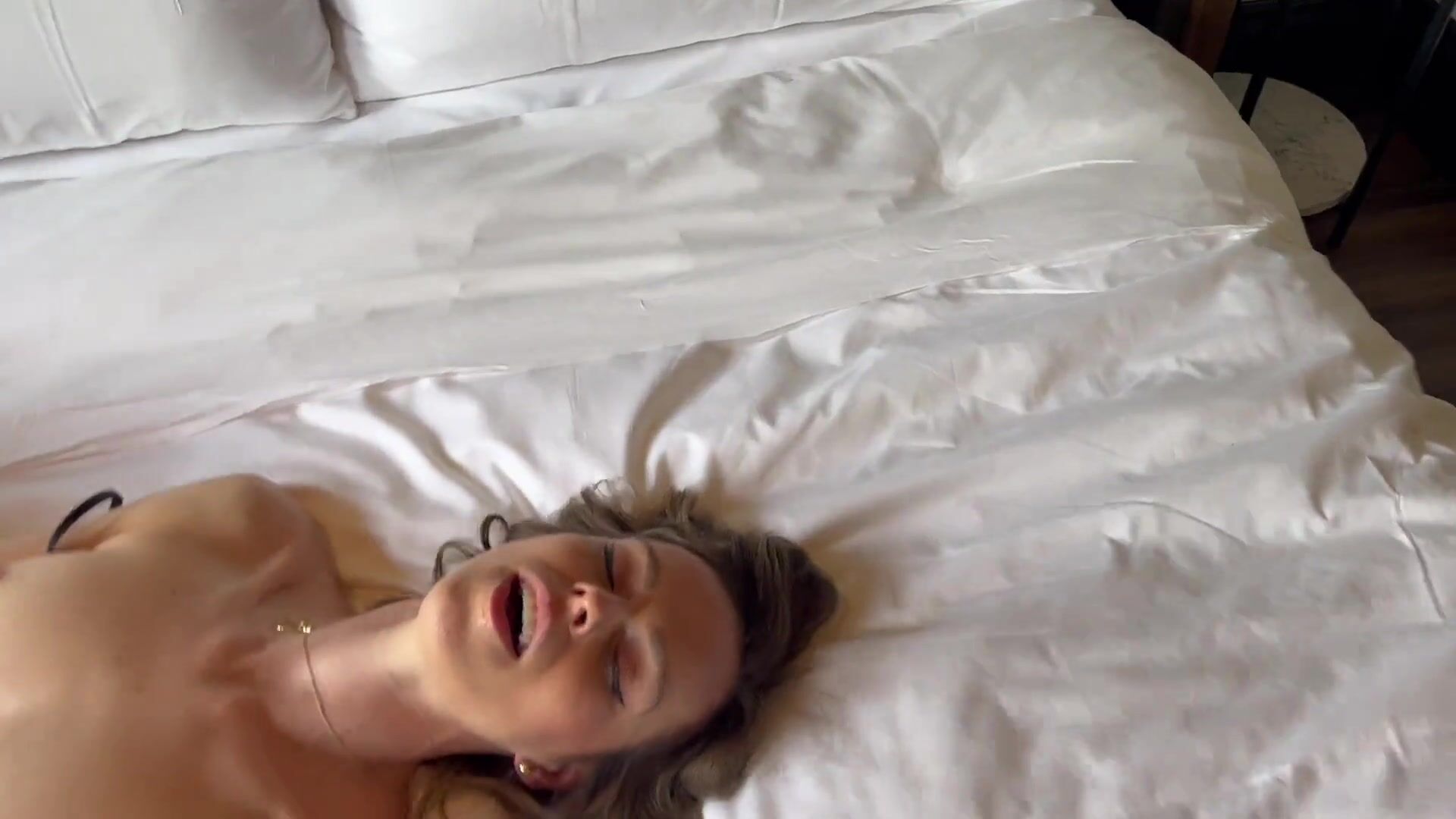 Mulher fode com estranho na janela do hotel enquanto o marido vê / Duplo tratamento facial / Amadora assistir online