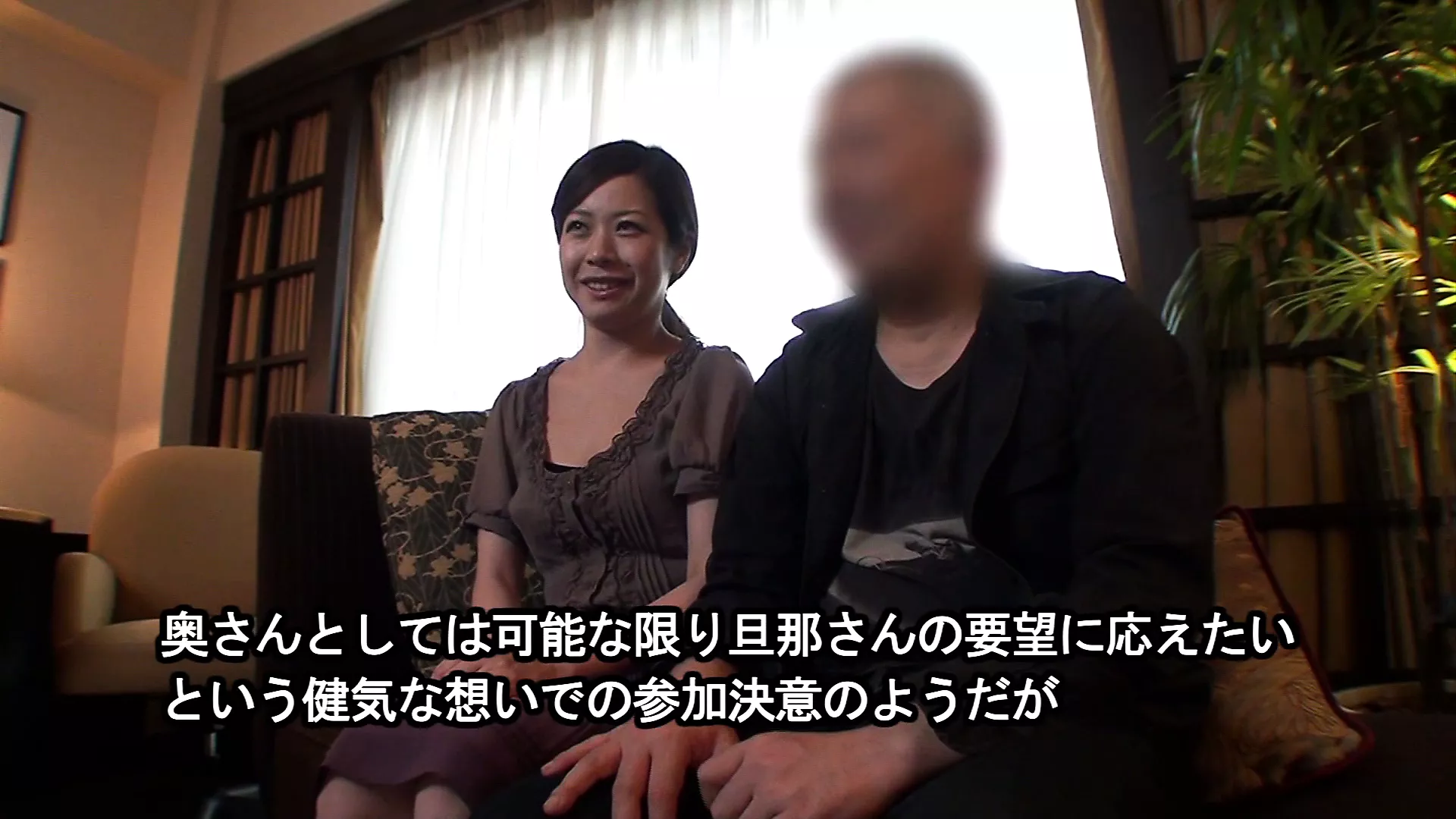 Vidéo de sexe amateur japonais dun mari partageant sa femme avec un autre homme en échange et sasseyant et regardant