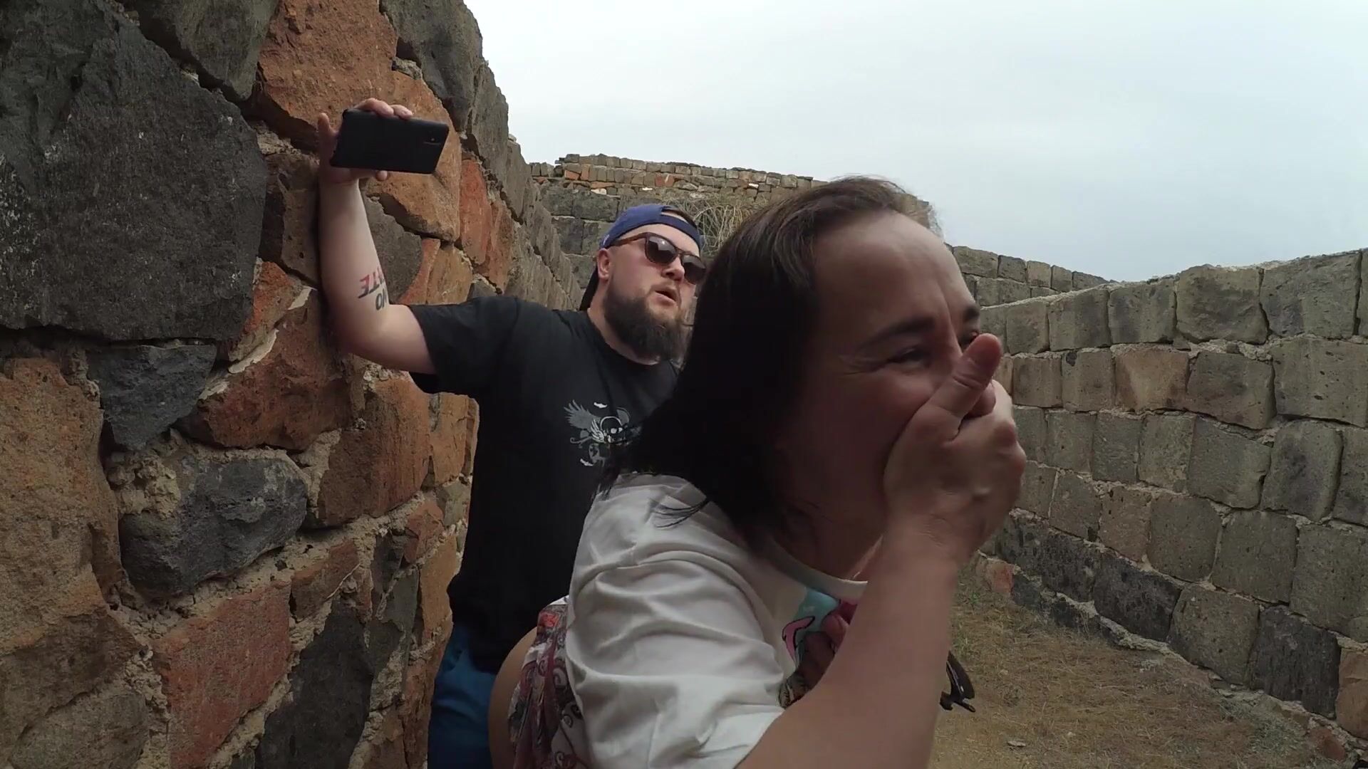 A couple has risky sex while visiting an ancient fortress pic