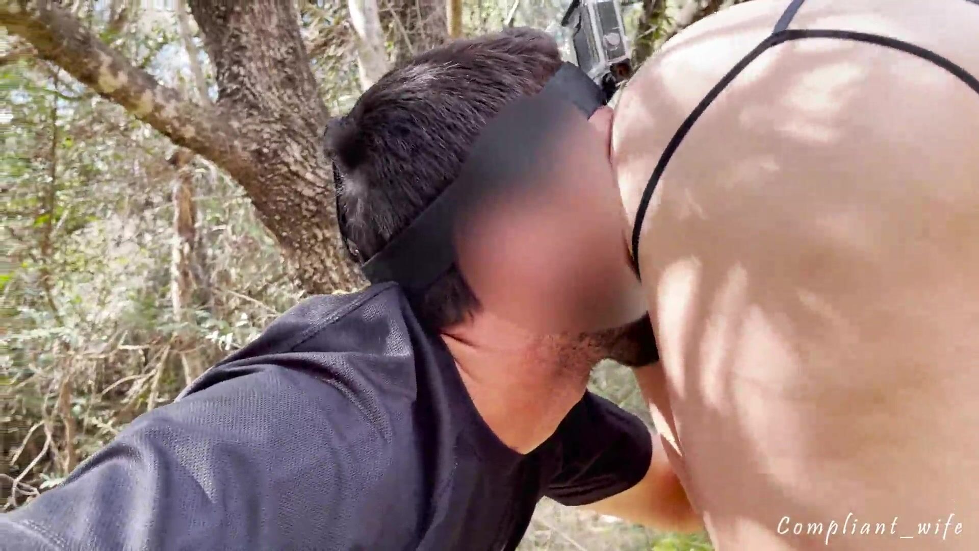 Verloren im Wald mit einer heißen MILF. Ich ficke ihren GROSSEN Arsch und  Sperma im Mund. online ansehen