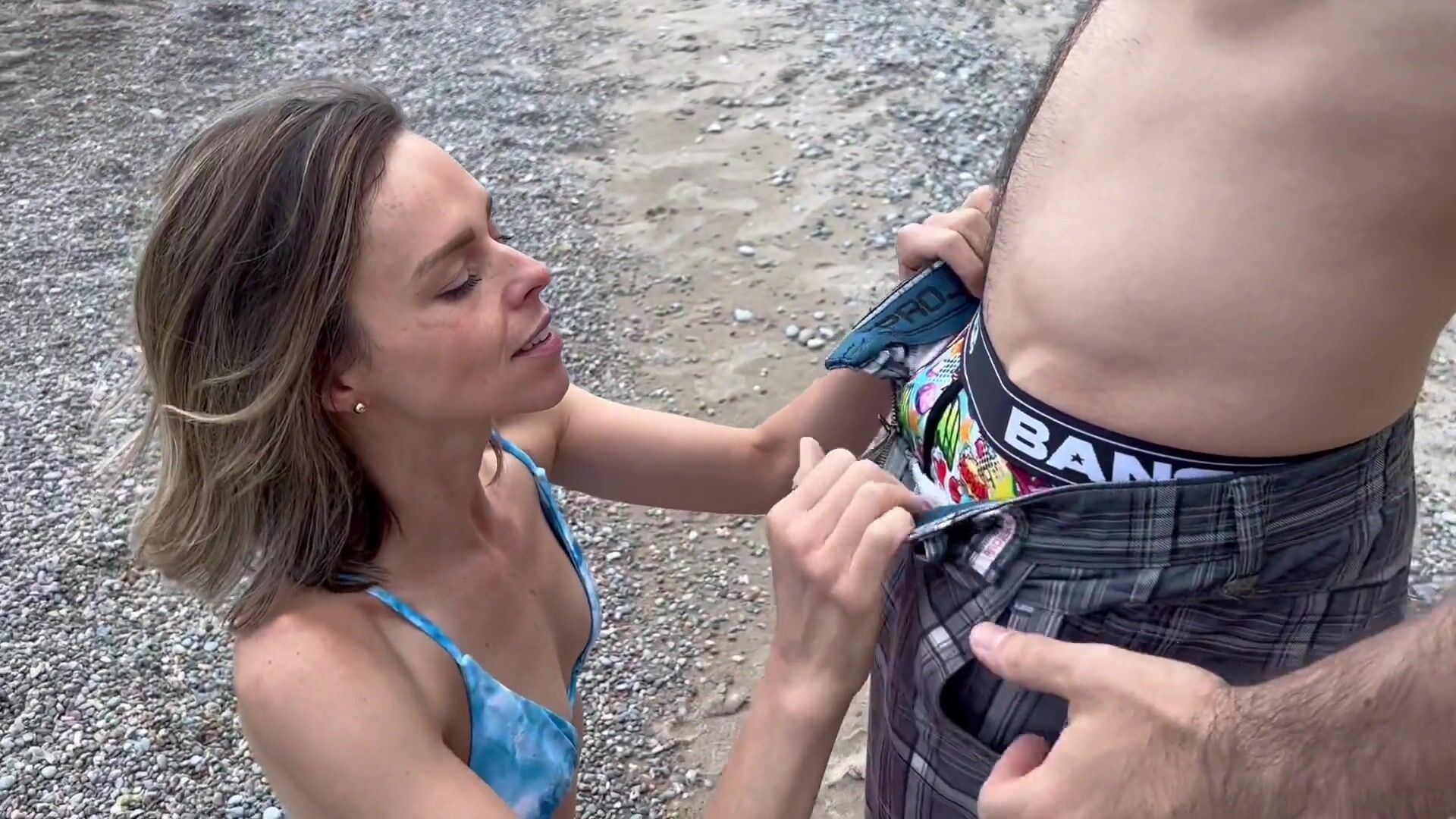 Une femme baise deux bites sur une plage publique en bikini / Crêpages de chignons et soins du visage non protégés / Amateur hotwife regarder en ligne
