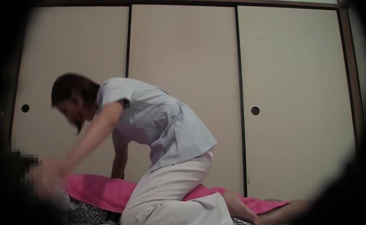 Vídeo oculto de 8 massagistas MILF! Mulheres na casa dos cinquenta a despir-se num quarto fechado assistir online foto imagem