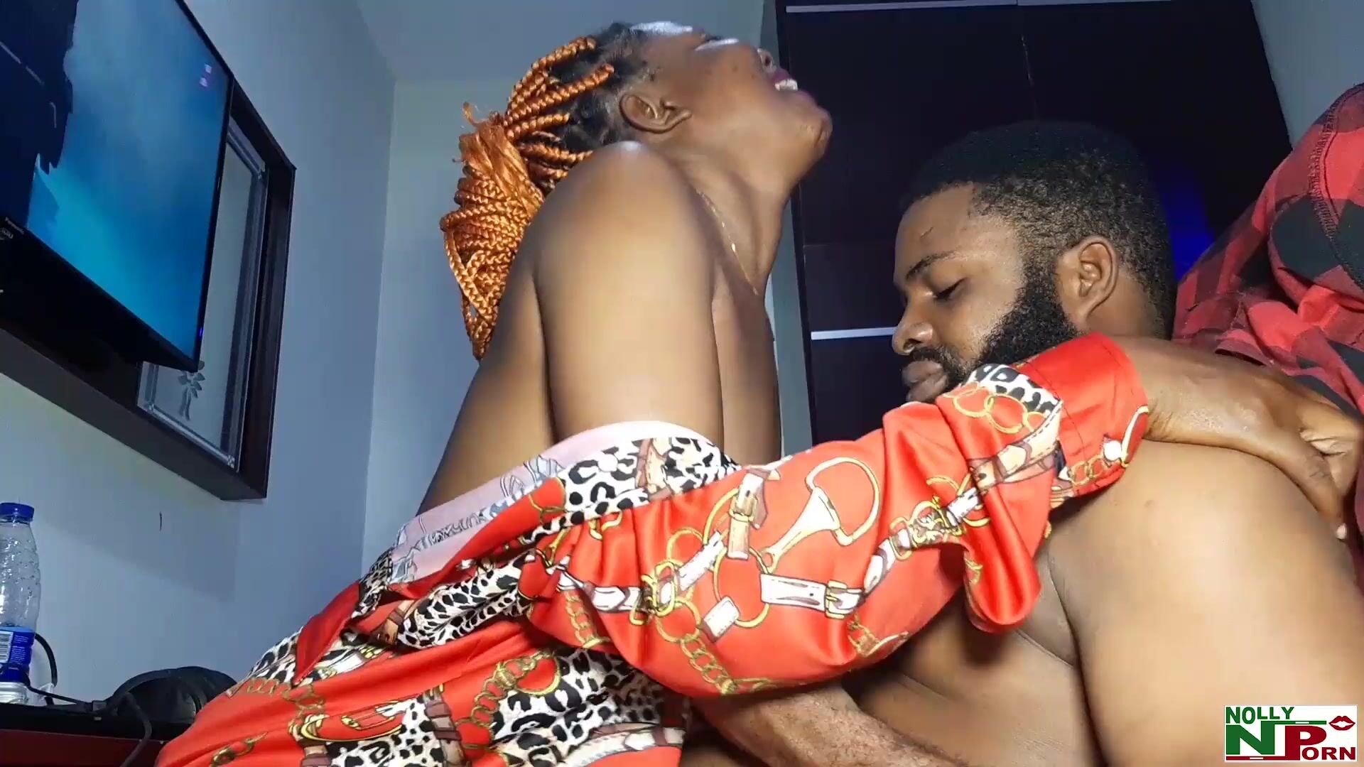 OMG! ¡Lo que una polla enorme! Ladygold Africa Fuck Krissyjohs Big Dick Mientras Edita Video Porno Nigeriano ver en línea pic