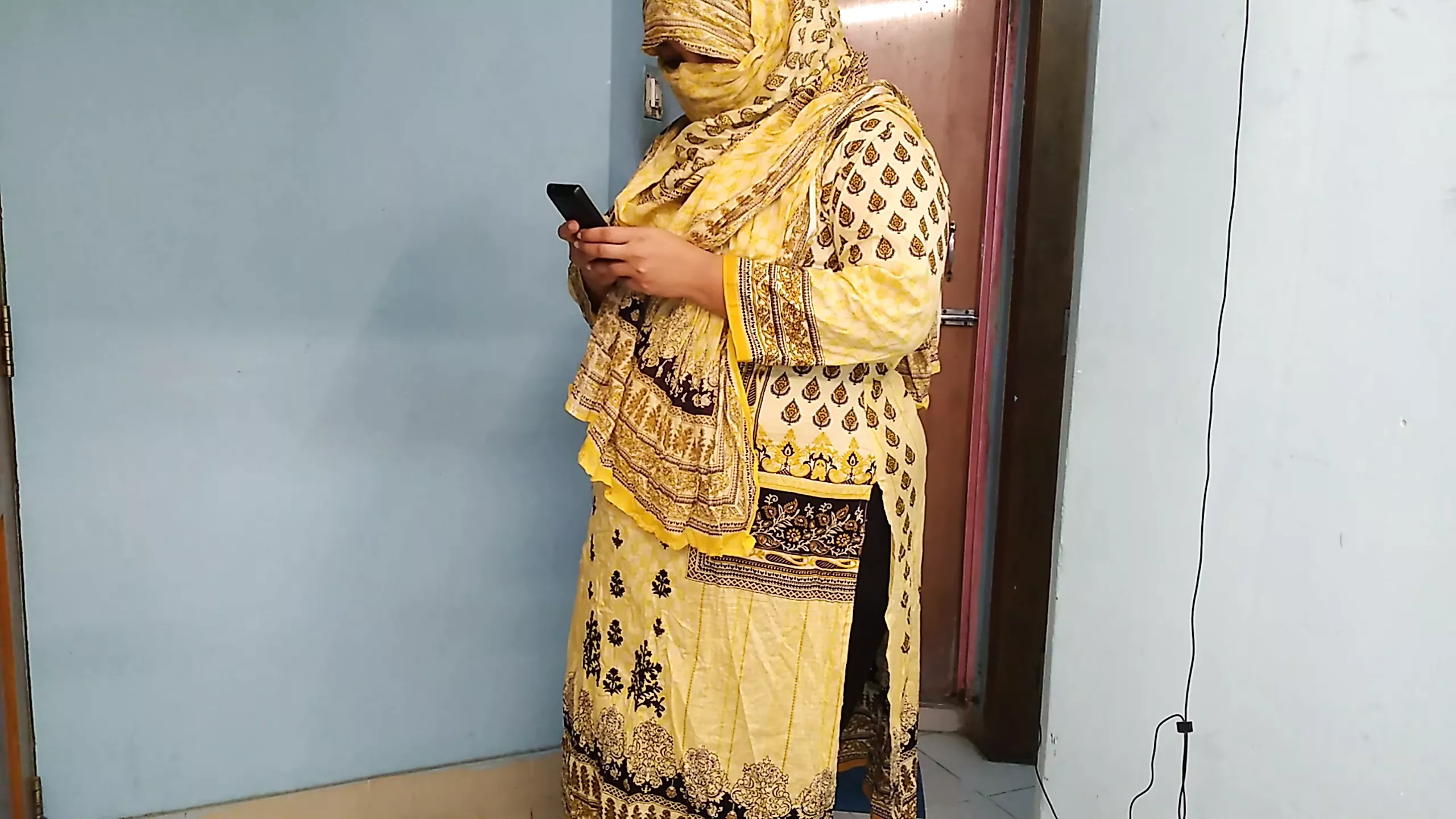 35 Year Old (Ayesha Bhabhi) bakaya paisa lene aye the, paise ke badle  padose se kiya Choda Chudi, Hindi Audio - Pakistan watch online