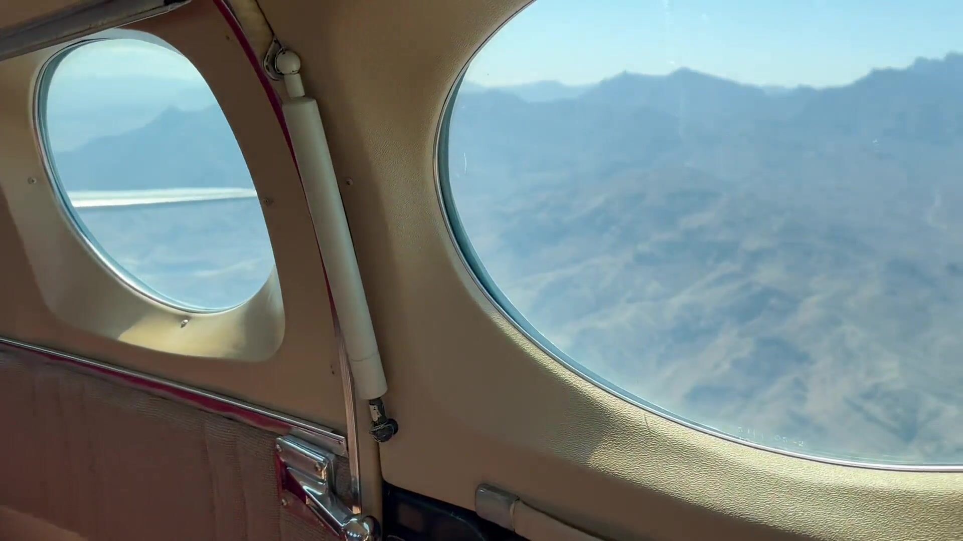 Plan à trois dans un avion privé se terminant par une double crémaillère et  une baise dans un avion sur un nuage damour. regarder en ligne