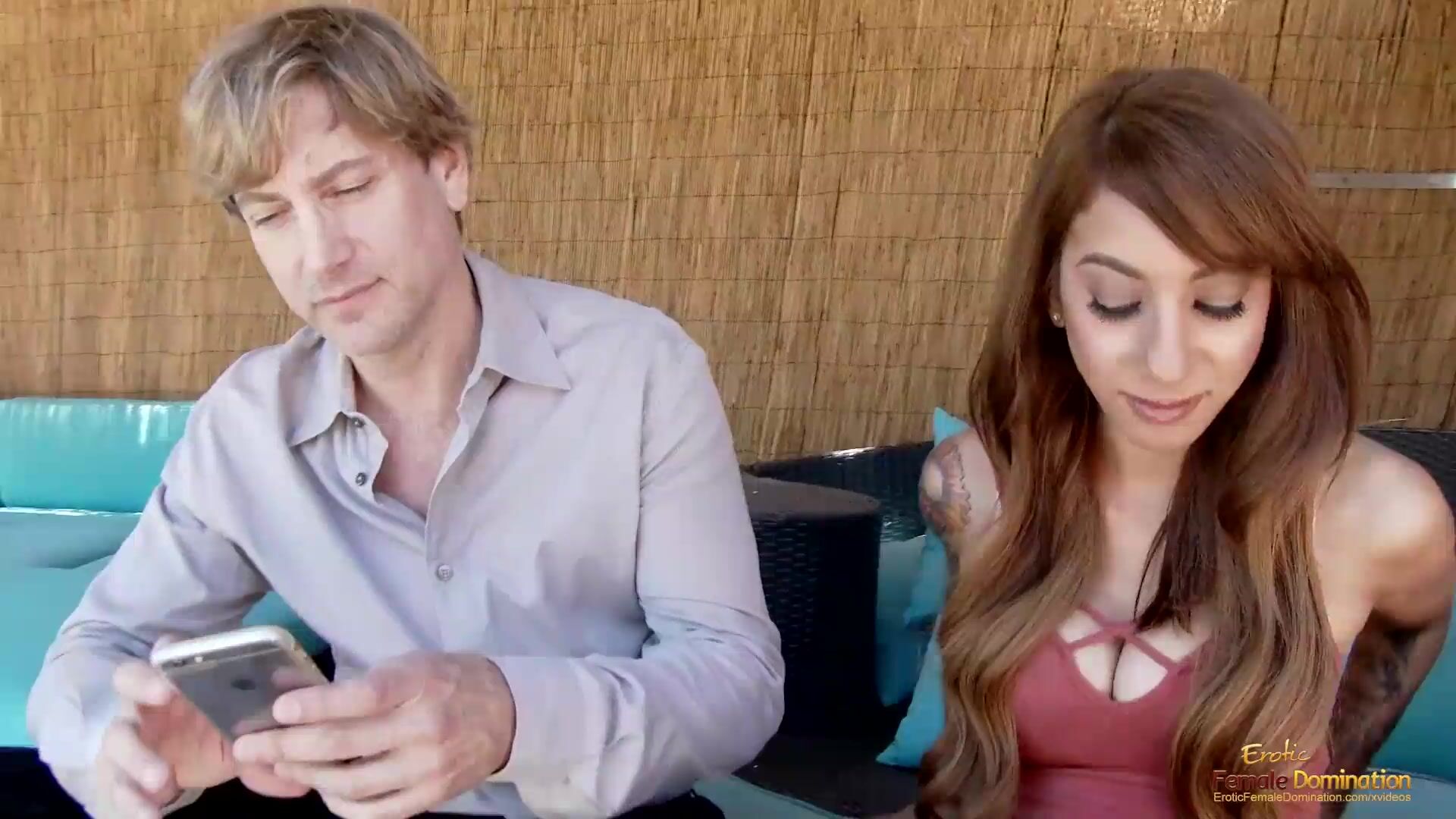 Une fille tatouée se fait baiser par une star du porno sous le regard de son mari regarder en ligne