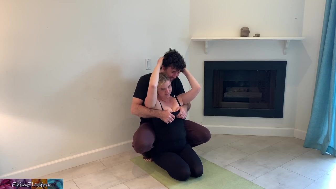 Il figliastro aiuta la matrigna a fare yoga e le allunga la figa guarda online