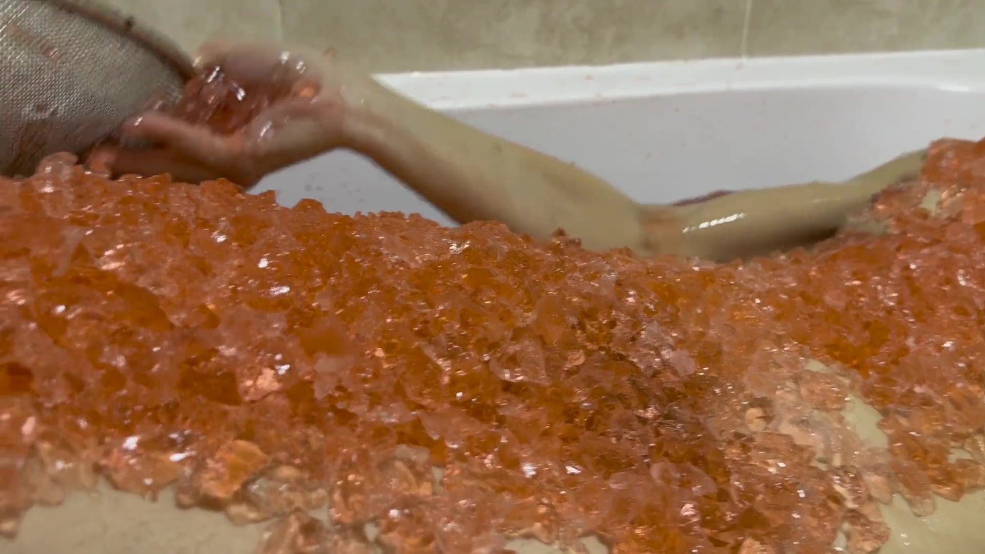 Un bagno in cubetti di gelatina di colore rosso guarda online