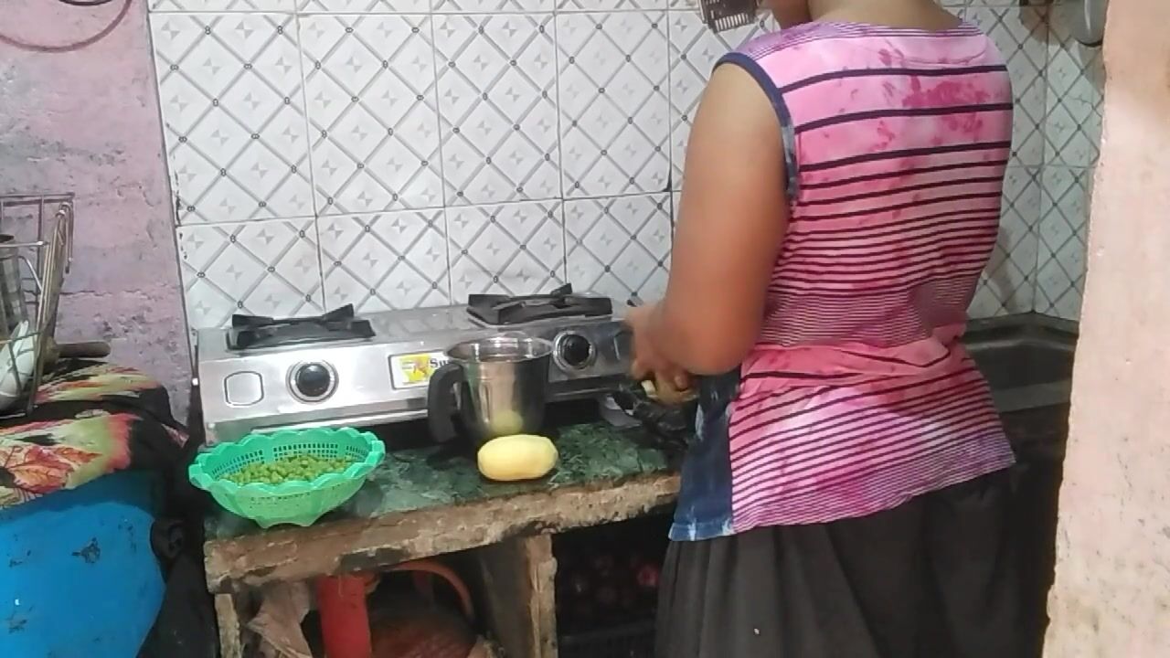 Porn Khana Banate - Devar Ne Bhabhi Ko Kitchen Me Choda Khana Banate Hue Con Audio Hindi ver en  lÃ­nea