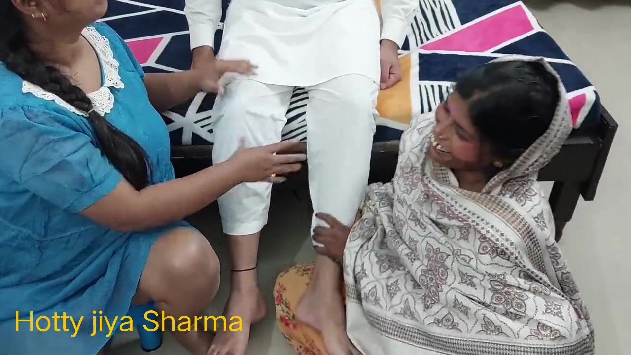 Mother Aur Beti Ki Sex Video - Budhi Maa Ne Apni Beti ko Karza Maaf Krwane Ke Liye Jameendaa Se Chudwaya  watch online