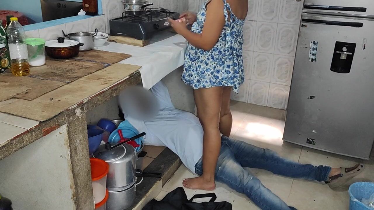 La moglie incinta invita il vicino a riparare la sua stufa a gas guarda online Immagine foto