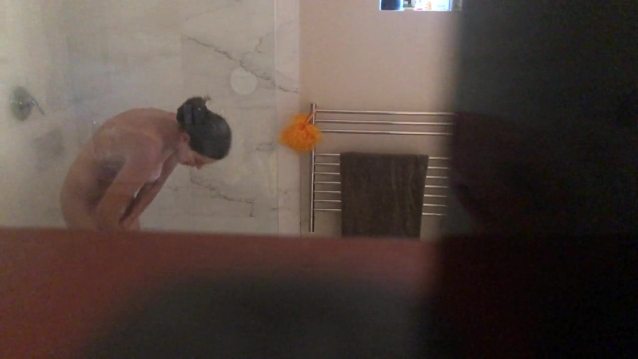 La femme de ménage nue dans la douche, caméra cachée sur internet regarder en ligne image image