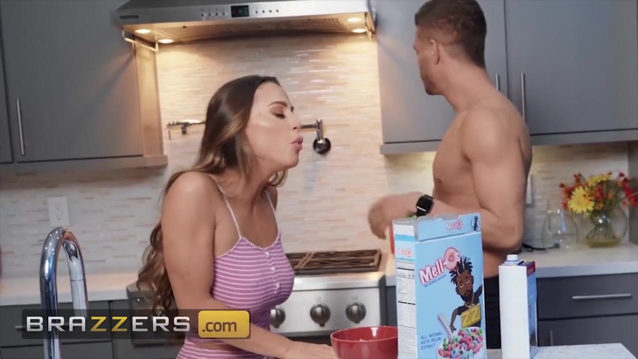 Brazzers - Ксандер Корвус и Эбигейл Мак изучают внутреннее устройство  противоположного пола смотреть онлайн