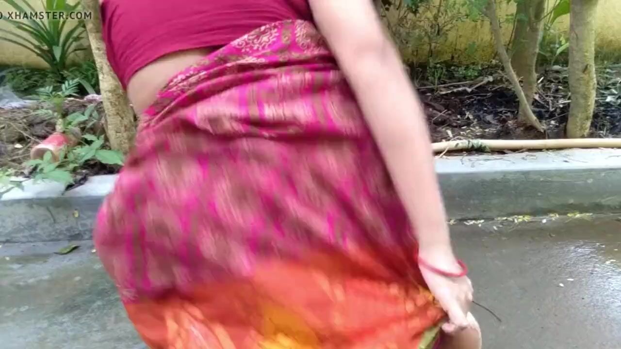 Everfirst Indian stepmom outdoor pissing watch online image