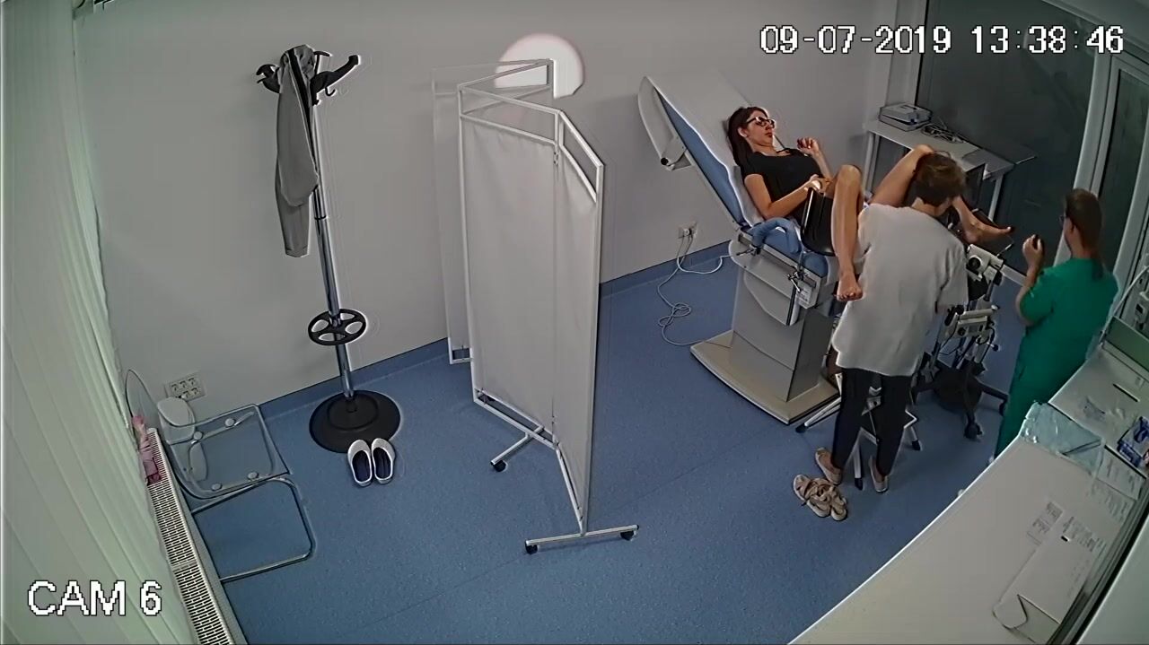 O ginecologista examina a vagina da paciente com um monitor. assistir online