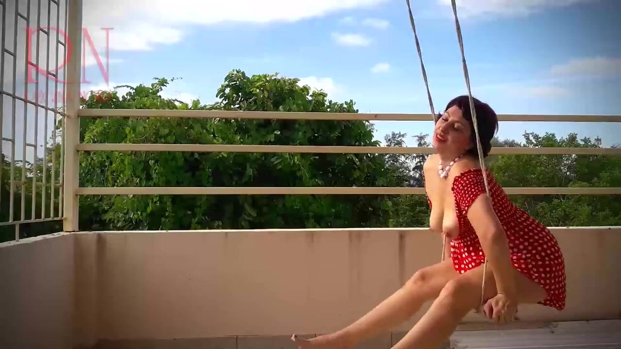 Femme au foyer dépravée se balançant sans culotte sur une balançoire VIDÉO COMPLÈTE regarder en ligne photo image